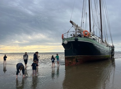 Grote Jager drooggevallen met gasten op het Wad.jpg