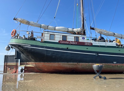 Grote Jager drooggevallen op het Wad met barbecue.jpg