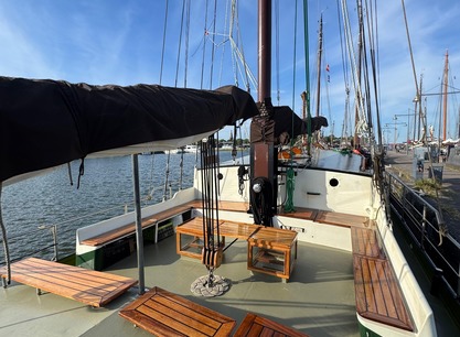grote-jager-dek-met-houten-tafels.jpg