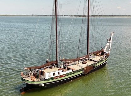 grote-jager-van-boven-op-het-water.jpg