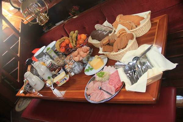 Catering - Enjoy a carefree sailing trip with excellent food!